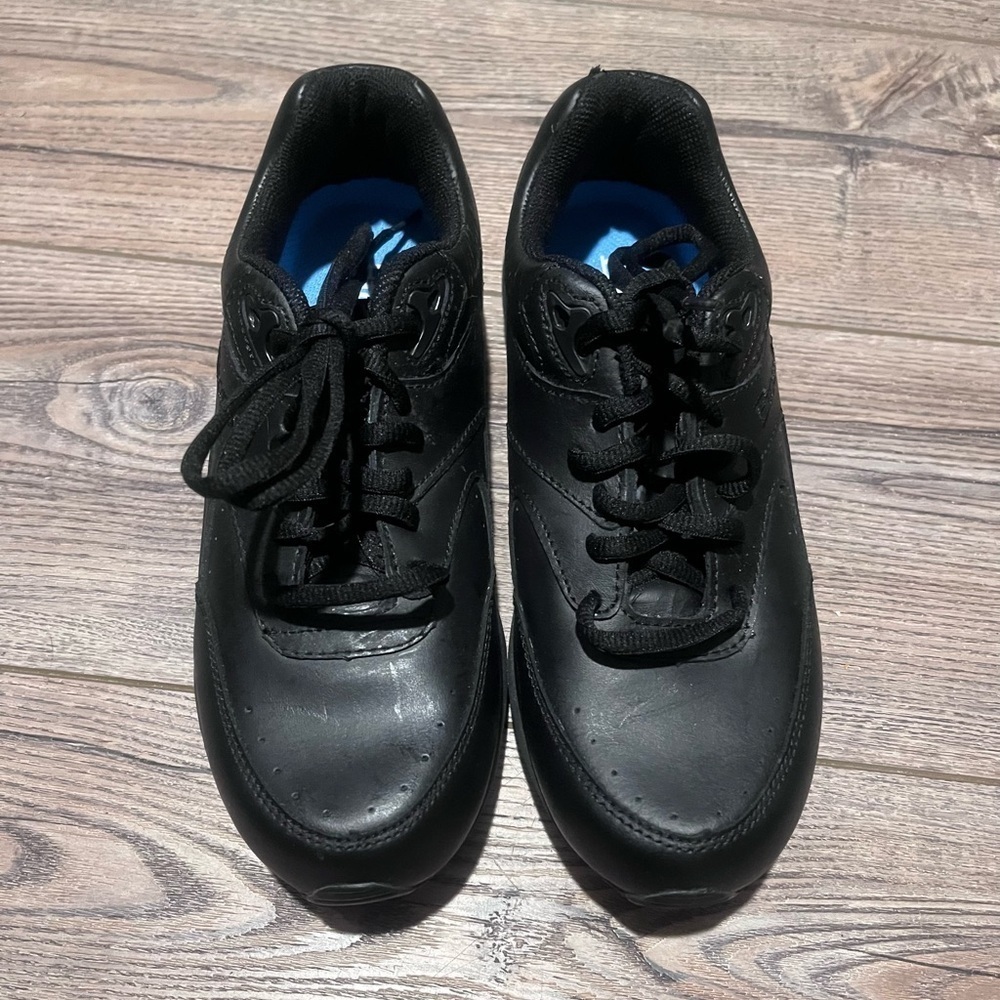 Black Etonic women’s walking sneakers size 8